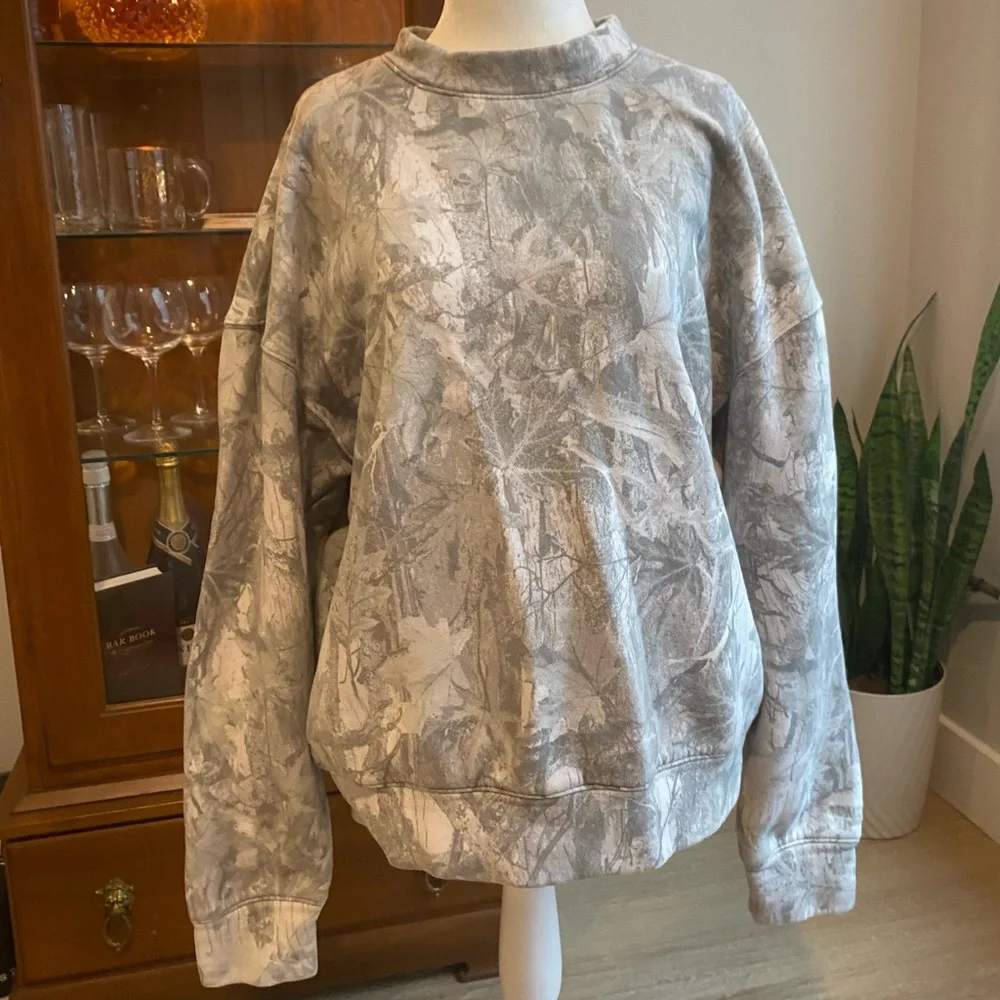 Hollister Camo Light Gray Sweatshirt - Picture 1 of 4